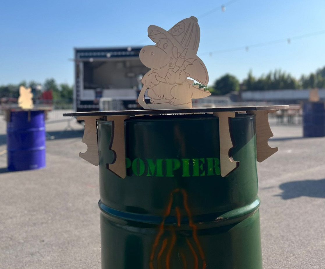Tavolino DNA Fusto su fusto metallico di recupero durante un evento
