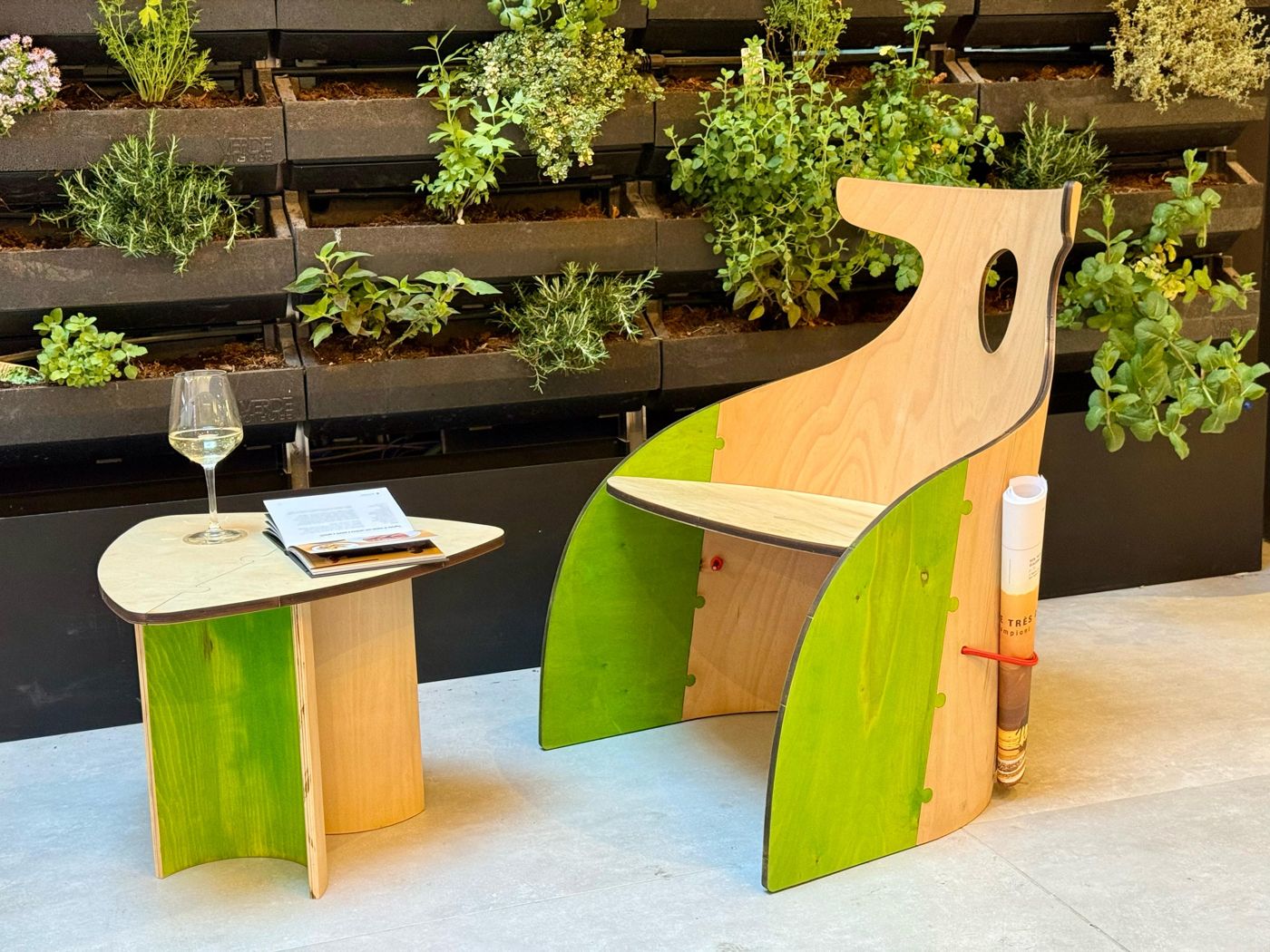 Poltroncina DNA Forma e tavolino alla HiMade House, Fuorisalone 2025